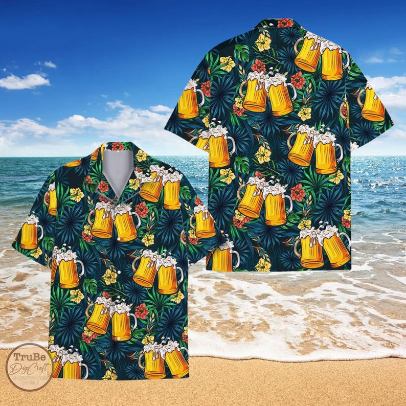 Op de afbeelding: Een blauw en groen Hawaiiaans overhemd met een patroon van bierglazen en tropische bladeren.