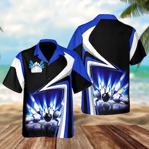 Puede incluir: Una camisa hawaiana de temática de bolos azul, negra y blanca con un gráfico de bola y bolos en la parte delantera y trasera.