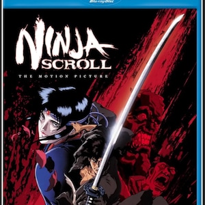 Könnte beinhalten: Blu-ray-Disc des Animationsfilms "Ninja Scroll: The Motion Picture". Das Cover zeigt eine dramatische Illustration eines Ninja mit Schwert vor rotem und schwarzem Hintergrund. Der Titel ist in weißen, stilisierten Buchstaben gehalten.