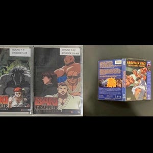 Puede incluir: Tres sets de DVD de la serie de anime "Baki the Grappler". Los dos primeros estuches est&aacute;n uno al lado del otro, con el tercer estuche en posici&oacute;n vertical. Los dos primeros estuches est&aacute;n etiquetados como "Round 1-6, Episode 1-24" y "Round 7-12, Episode 25-48."