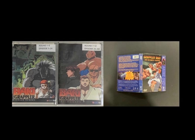 Puede incluir: Tres sets de DVD de la serie de anime "Baki the Grappler". Los dos primeros estuches est&aacute;n uno al lado del otro, con el tercer estuche en posici&oacute;n vertical. Los dos primeros estuches est&aacute;n etiquetados como "Round 1-6, Episode 1-24" y "Round 7-12, Episode 25-48."