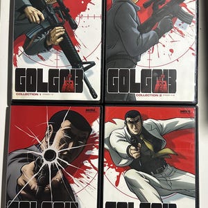 Puede incluir: Cuatro estuches de DVD con fondos rojos y texto negro. Los estuches son para la serie de anime Golgo 13. Cada estuche presenta una imagen diferente del personaje principal, Golgo 13, con un arma de fuego. El texto en los estuches dice "Golgo 13" y "Colección 1", "Colección 2", "Colección 3", y "Colección 4".
