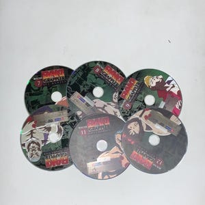 Puede incluir: Una colecci&oacute;n de seis DVDs de la serie de anime "Baki the Grappler". Los discos son redondos con ilustraciones coloridas de personajes y el t&iacute;tulo de la serie. Cada disco est&aacute; numerado, con t&iacute;tulos como "Round 7" y "Round 12."