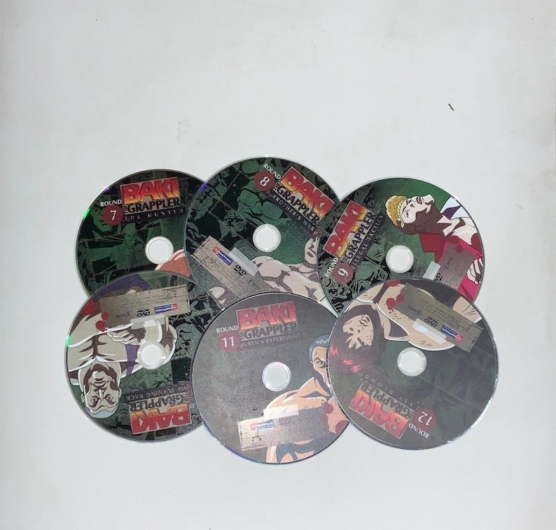 Puede incluir: Una colecci&oacute;n de seis DVDs de la serie de anime "Baki the Grappler". Los discos son redondos con ilustraciones coloridas de personajes y el t&iacute;tulo de la serie. Cada disco est&aacute; numerado, con t&iacute;tulos como "Round 7" y "Round 12."