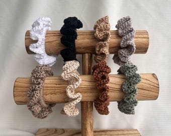 Chouchou 100% coton, fait main au crochet et fabriqué en France. Un accessoire unique pour une femme qui l'est tout autant ! Modèle PALOMA