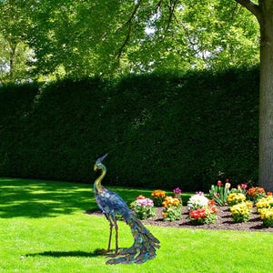 Colorful Metal Peacock Garden Statue – Outdoor Yard Art for Patio, Porch or Lawn – Multicolor Metallic Bird Decor for Garden Lovers