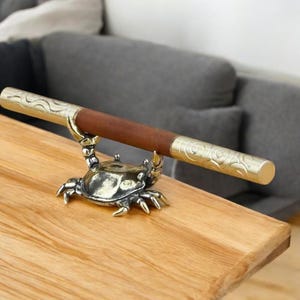 Bichinho de chá de caranguejo de latão maciço, ornamento de mesa esculpido à mão, parada de talheres exclusiva, estátua de porta-canetas, decoração de casa de latão, caranguejo colecionável