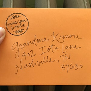 Sello de "Te extraño" escrito a mano por correo postal