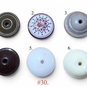 以下が含まれることがあります： 1から6まで番号が振られた6つの丸いビーズ。ビーズ1はオリーブグリーン、2は紫の花柄の白、3はライトグレー、4はダークブラウン、5は不透明な白、6は淡いクリーム色。各ビーズには中央に穴があり、#30というテキストが記載されています。