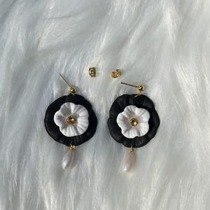 Boucles d&#39;oreilles en pâte polymère | Boucles d&#39;oreilles fleur | Boucles d&#39;oreilles noires et blanches | Fait main | Cadeau pour elle | Boucles d&#39;oreilles tendance