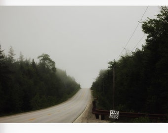 Dark Maine Landschaftsfotografie, Camping Wandkunst, Hauptlandschaft, rustikales Wohndekor, braun grüne Wandkunst, Nebliges Hauptfoto, Maine Print
