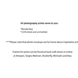 K&ouml;nnte beinhalten: Text, der erkl&auml;rt, dass alle Fotoabz&uuml;ge ungerahmt, unkaschiert und randlos zu Ihnen kommen. Au&szlig;erdem wird darauf hingewiesen, dass Foto-Mockups nur zur Inspiration f&uuml;r die Inneneinrichtung dienen und dass Rahmen in lokalen Bastelgesch&auml;ften oder online bei Amazon, Target, Walmart, Shutterfly, Michael's und Ikea erh&auml;ltlich sind.