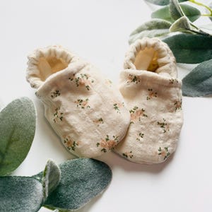 Baby in bloom infant girl shoes, vintage style flower boho baby shower, moccasins, natural baby crib booties, crib shoes, baby girl booties,