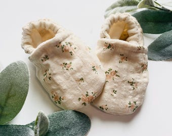 Baby in bloom infant girl shoes, vintage style flower boho baby shower, moccasins, natural baby crib booties, crib shoes, baby girl booties,