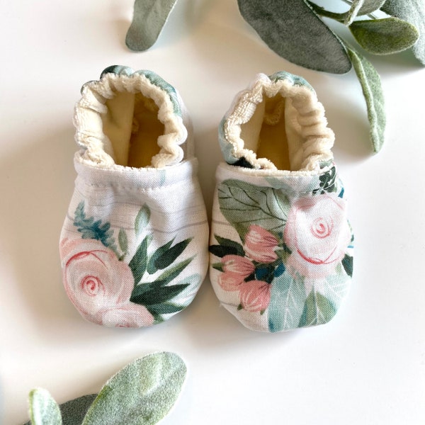 Boho baby gift for girl, boho baby shower, moccasins, natural baby crib booties, flower shoes, crib shoes, baby girl booties, infant shoes