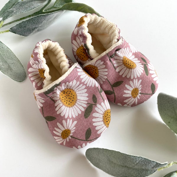 Daisy baby girl shoes, baby in bloom shower gift, baby slippers, baby girl coming home outfit summer, baby hospital outfit, pink infant girl