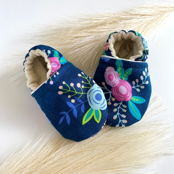 Boho baby gift for girl, boho baby booties, moccasins, natural baby crib shoes, flower shoes, baby shower, baby girl booties, infant shoes