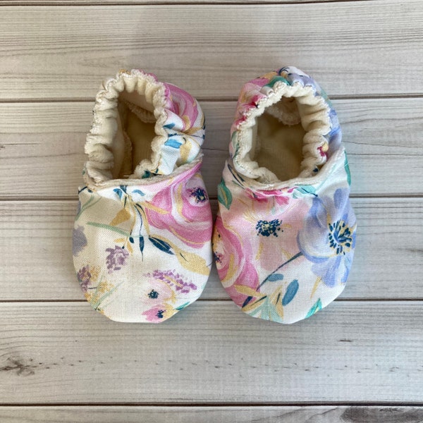 Pastel flower booties for girl, boho baby shower, moccasins, natural baby crib booties, flower shoes, crib shoes, coming home outfit