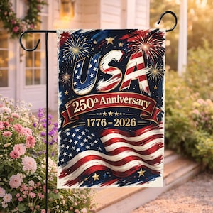Peut inclure: Un drapeau de jardin patriotique avec un design célébrant le 250e anniversaire des États-Unis. Le drapeau présente le mot "USA" en rouge et bleu, des feux d'artifice, des étoiles et le drapeau américain. Les dates 1776-2026 sont également affichées.