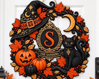 Personalisierter Halloween-Türhänger mit Hexenkranz, Kürbiskranz mit schwarzer Katze und Initialen, gruselige Herbstdeko für die Haustür, Herbstdeko, Geschenkidee 2026