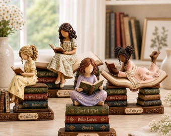 Może przedstawiać: Cztery dekoracyjne figurki osób czytających książki, każda siedząca na stosie książek z napisem Just A Girl Who Loves Books. Postacie mają na sobie sukienki w kolorze żółtym, zielonym, fioletowym i różowym, z personalizowanymi tabliczkami dla Chloe, Lily, Mia i Avery.