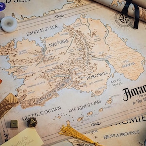 Puede incluir: Un mapa de fantasía detallado con el título "Amaralys & The Isle Kingdoms" es el punto focal. El mapa está rodeado de pergaminos, dados y herramientas de sellado de cera. El mapa presenta detalles geográficos y nombres de lugares.