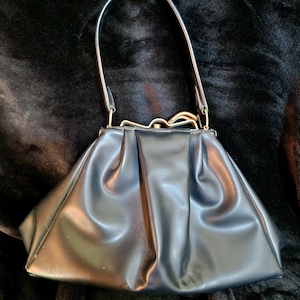 Sac à Main Noir 1970 – Cuir Verni, Forme Originale 31x21cm