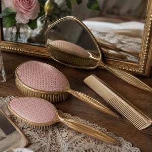 Antik art déco-sminkbordsuppsättning, spegel, matchande borstar och kam, vintage toalettset i rosa och guld