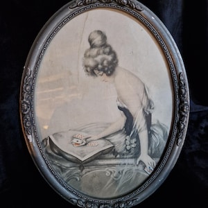 Peut inclure: Impression ovale encadrée d'une femme jouant aux cartes. L'impression en niveaux de gris montre une femme en robe, coiffée. Le cadre argenté est orné de détails.