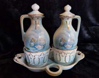 Juego antiguo de aceite y vinagre de porcelana decorado con cisnes, Bohemia, siglo XIX.