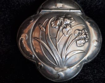 Polvera antigua Art Nouveau con decoración de iris – Estuche con espejo – Metal plateado – Circa 1900