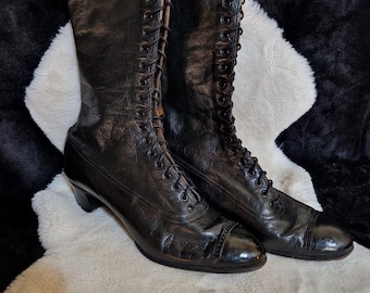 Wspaniała para antycznych, czarnych, skórzanych botków do kostki, datowanych na początek XX wieku (ok. 1900–1920)