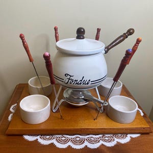 Vintage weiße Fondue Set mit Gewürze Schalen und Fondue Gabeln auf Holz Servierständer | Originalverpackung enthalten | Mid Century Modern
