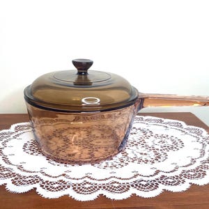 Vintage Visions Corning 1.5L Brown Glass Pot with Pyrex Glass Lid | Made In USA – Vintage Retro Cookware – Mid-Century Modern Kitchenware