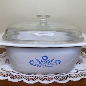 Vintage Corning Ware Blue Cornflower 4.5L Dutch Oven Dish with Glass Pyrex Lid - Classic Retro Kitchenware - Mid-Century Modern Cooking Dish