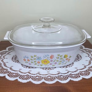 Cocotte ovale « Spring Meadow » Corning Ware de 2 1/2 pintes avec couvercle en Pyrex - Ustensiles de cuisine Mid-Century modernes - Batteries de cuisine vintage
