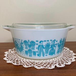 Vintage PYREX-boterafdruk wit met blauw ontwerp 2QT schaal met deksel | Gemaakt in de VS, kookgerei uit het midden van de eeuw, keukengerei voor verzamelaars