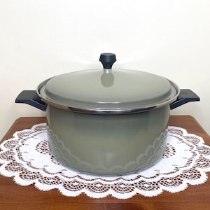 Vintage West Bend 5QT Town House Avocado Green Handled Stock Pot with Lid – Retro Stock Pot – Mid-Century Kitchen Cookware – Made in USA
