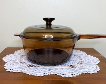 Panela de vidro marrom com fundo de Teflon de 2,5 litros da Vintage Visions Corning USA com tampa de Pyrex - Utensílios de cozinha modernos de meados do século XX - Utensílios de cozinha vintage