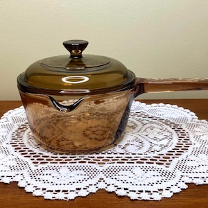 Vintage Visions Corning 1L Brown Glass Spouted Sauce Pot with Pyrex Glass Lid | Made In USA – Vintage Retro Mid-Century Modern Cookware