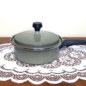 Vintage West Bend Town House Avocado Green Handled Small Sauce Pot with Lid – Retro Kitchen Pot – Mid-Century Kitchen Cookware – Made in USA