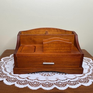 Organizador de escritorio y portacartas vintage de madera Gunther Mele 1976 Limited con cajón: decoración de oficina y hogar moderna de mediados de siglo