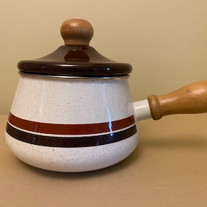 Vintage Retro style enamel fondue pot with wooden handles, amazing condition!