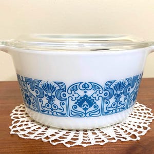 Vintage Pyrex Blue Horizon Design Garnek do pieczenia z pokrywką 1Q #473 | Naczynia kuchenne z połowy wieku, retro przybory kuchenne, kolekcjonerskie naczynia do pieczenia