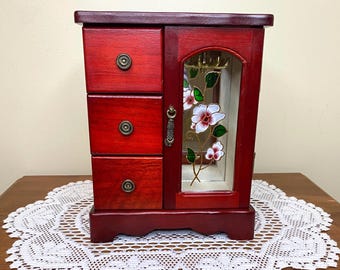 Vintage klein staand houten sieradendoosje met drie lades die open kunnen en glazen deur met bloemdessin | Opberger voor antieke sieraden