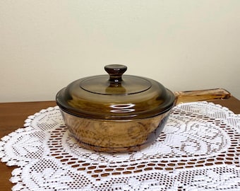 Panela de vidro marrom de 0,5L da Vintage Visions Corning USA com tampa Pyrex - Utensílios de cozinha modernos de meados do século XX - Utensílios de cozinha vintage