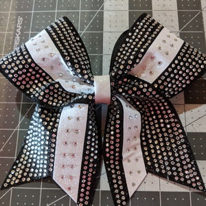 Sie wählen Glitzerfarben / Glitzer- und Strass-Jubelschleife mit individuellem Design