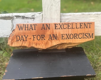 Handgemaakt bord van esdoornhout – decor gotische horrorcitaat – dubbele live-rand – The Exprist Movie Art – "What an Excellent Day for an Exorcism"