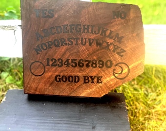 Handgemaakt gotisch notenhouten ouijabord. Houten plaat met levende rand, gesneden en met epoxy gevulde letters, uniek spiritusbord + kersenhouten plank