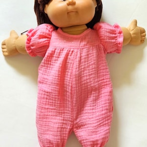 16-18 Zoll großer Schlafanzug mit Füßen für Cabbage Patch und Babypuppen mit goldenen Punkten